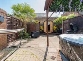 Open Mind Property- Hot tub, Sauna & Free Parking