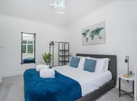 2 Bed Contractor Accommodation - 15min Drive to Heathrow & Windsor