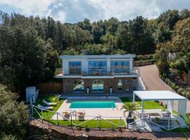 Luxury Liam Villa with Pool and Sea View - Goelba, hotel u gradu Portoferajo