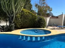 Apartamento con jardín, piscina y parking