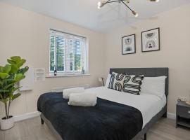 2-Bed Apartment Near Heathrow - Free Parking - Contractor & Leisure Stays, Hotel in Colnbrook