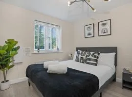 2-Bed Apartment Near Heathrow - Free Parking - Contractor & Leisure Stays