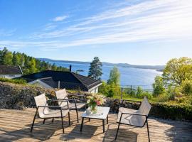Panoramic Oslofjord Views with Private Beach Hut, Hotel in Nesoddtangen