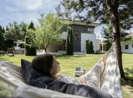 Serenity Luxusní vila s vířivkou a zahradou u Prahy
