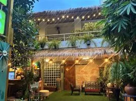 The Oasis on 8 Cozy Homestay & Café