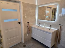 KWT Hostel Nowogard - Self Check-In - Wejscie na KOD – hotel w mieście Nowogard