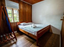 Likat Surf House, hotel di Tuapejat