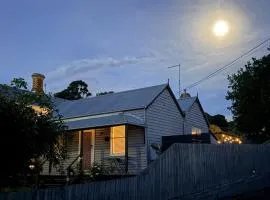 Lavender Cottage - Cute & Cosy Miner's Cottage