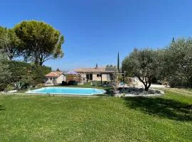 Maison climatisée avec grand jardin, piscine privée et Jacuzzi
