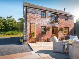 Gablebach Cottage With outdoor tub & log burner, hotel i Llangadog