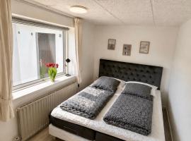 Hyggeligt Værelse med fælles opholdsrum og toilet, hotell i Lunderskov