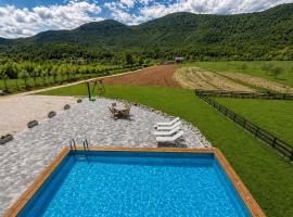 Forest Retreat with Pool & Jacuzzi near Plitvice by Destination GREEN Croatia, hotel a Bužim