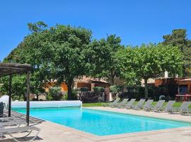Les Sables d'Ocre & SPA, ξενοδοχείο στο Roussillon