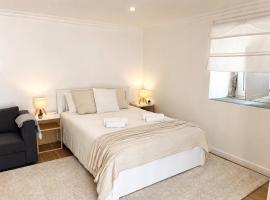 Modern Studio with Private Patio near Cascais and Sintra, hotel i Alcabideche