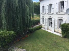 La Maison Du Pont, hotel with parking in La Rochebeaucourt-et-Argentine