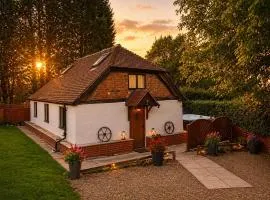 Romeo Cottage - Sleeps 4 - Open Plan Barn - Private Hot Tub & Garden