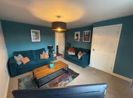 Central location -3 Beds, 2 baths , off-street parking, fast Wifi, sleeps 7, хотел в Ашби де ла Зуш
