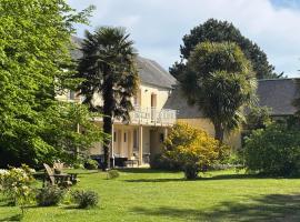 Logis Hôtel La Demeure du Perron, hótel í Quettehou