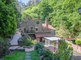Molino rural con terraza sobre el río y mirador
