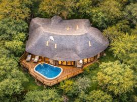 Majestic Villa with Pools & Outdoor Bar in Maanzoni, hotel di Katelembu