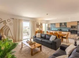 Spacious 2 Bedroom with Pool & Near Beach Vila Verde