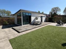 Knus chalet Heidebloem Recreational purposes only، فندق في بوتين