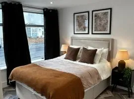 Bright & Spacious 4-Bedroom Home Near London