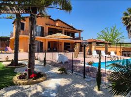 Villa Gioiosa Vacation in Sicily with private fenced pool & hydro-massage, hotel en Favara
