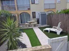 Appartement T2 avec son rez de jardin de 40 m2 5 couchages 250m de la plage et 15km de l'Arena