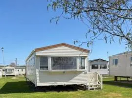 3-Bed Caravan Sleeps 8 w Parking 15 min to Beach