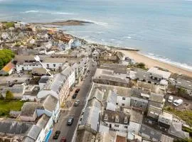 Beautifully designed modern Apartment Central Lyme Regis