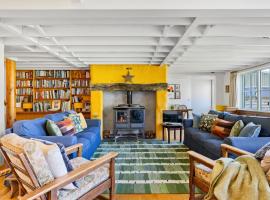Master Shipwrights House - Great Location - Free WiFi & Parking - Fireplace, hotel v mestu Feock