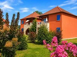 T3 chaleureux avec terrasse, piscine et parking