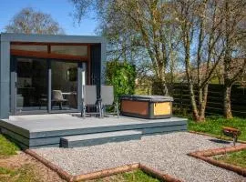 The Coo, Luxury glamping pod with hot tub, croft4glamping