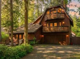 Chalet Rivière Sleeps 12, Dog-Friendly, Hot Tub
