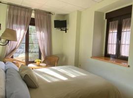 Hostal La Cigüeña, hotel v destinaci El Espinar
