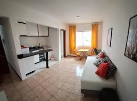 Loft central, cozinha e sala