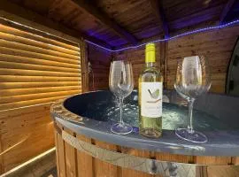 Detached holidayhome with private hot tub in Hoenderloo park Veluwshof