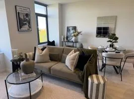 Chic & Cosy CanalView 2 Bed Apartment in Leeds