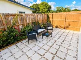 Private minimalist studio with patio and parking