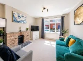 Modern Ashford House Sleeps 5, Parking, WIFI