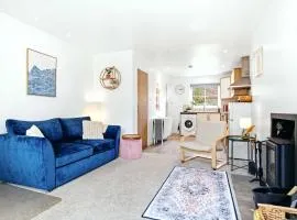 Elder Cottage - 2BR Coastal Home Garden & Parking