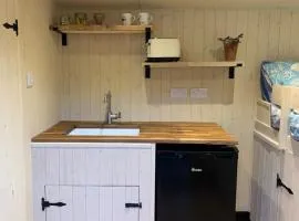 Heated shepherds hut overlooking open countryside