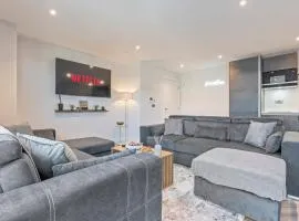 1BR Apt Near Picadilly Line Sleeps 6 Pool Table