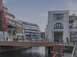 Luxury 2-Bed Apartment, Central Maidenhead with parking, 2 nights minimum booking, suitable for business travellers, Hotel in Maidenhead