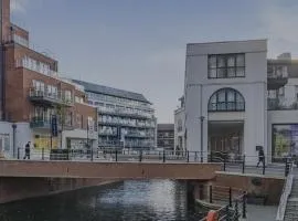 Penthouse Apartment Central Maidenhead with parking, 2 nights minimum booking, close to Elizabeth line and LEGOLAND, sleep's up to 4 people