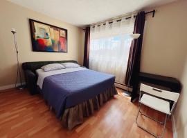 Private Rooms in a 2 Bedroom Condo Downtown Central Edmonton Non Smoking, hotel em Edmonton