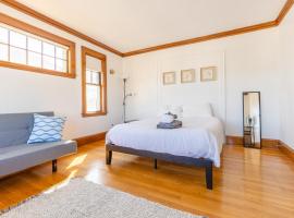 154 Quite & Bright & Spacious Apt in Brighton, hotel em Boston