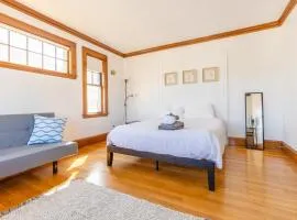154 Quite & Bright & Spacious Apt in Brighton