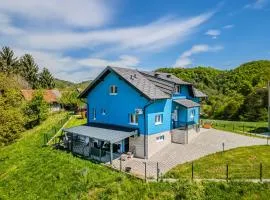 4 - Bedroom House With Hot Tub & Sauna - Happy Rentals